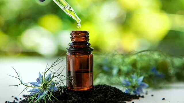 Interesujesz się naturalną medycyną? Koniecznie poznaj olej z czarnuszki i inne dary natury